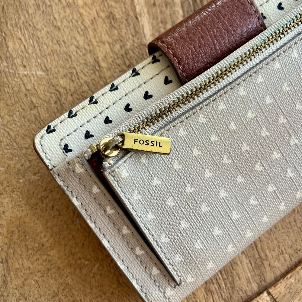 Neutral Fossil Wallet with Heart Pattern - Picture 2 of 6